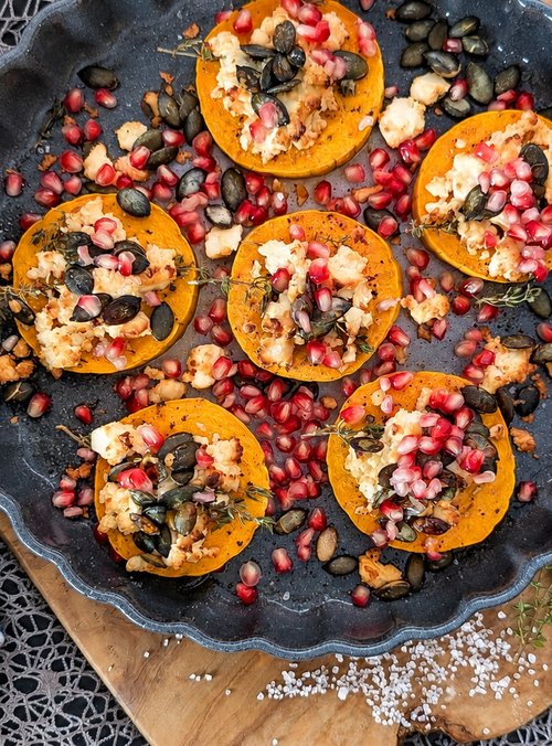 Butternut mit Feta, Kürbiskernen und Granatapfel