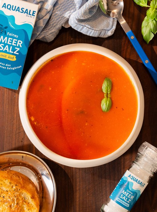 Mediterrane Tomatensuppe mit gegrilltem Feta-Brot