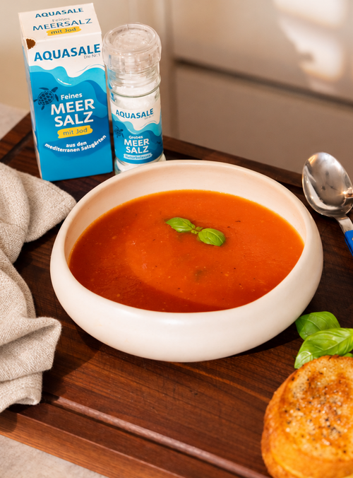 Mediterrane Tomatensuppe mit gegrilltem Feta-Brot